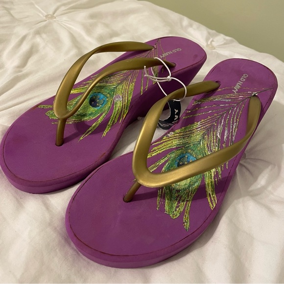 Old navy wedge flip flops-NWT! - Picture 2 of 5
